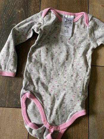 Bodie manches longues gris et fleurs 9-12mois