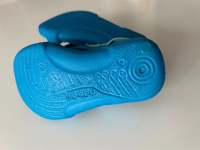 Chaussures aquatiques 18-19 Très bon état - photo numéro 3