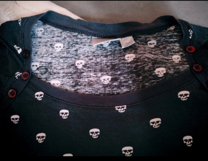 Tee-shirt motifs têtes de mort "Kiabi" en très bon état - photo numéro 3