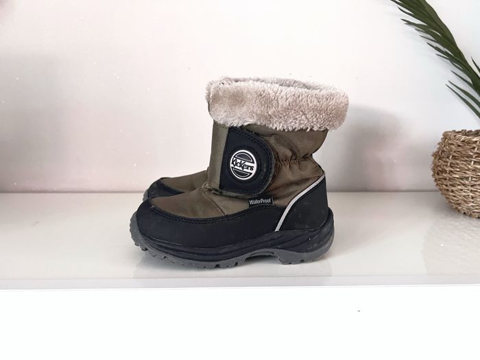Bottes de neige ❄️ boots Kickers  Très bon état  Peu porté  Kaki Taille 25  Prix que sur les lots (-20%)               Prix que sur les lots         #bebefille6mois   #bebegarcon #naissance #naissancegarcon #nourrisson #maternité #sacfemme #grossesse #ens