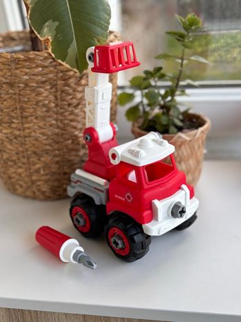 Camion de pompier à construire et démonter - avec tournevis