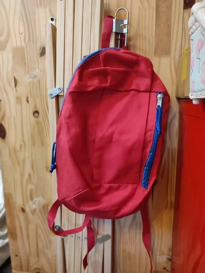 Sac a dos rouge très bon état et léger