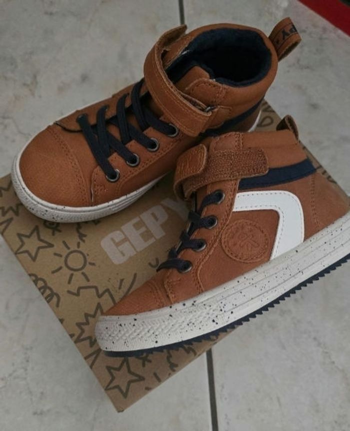 NEUVES NON PORTÉES 🏷🥰🤩💙superbes baskets chaudes pointure 26 garçon