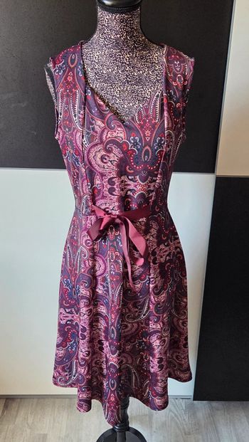 Robe de chez Riu taille 36 violet avec motif.