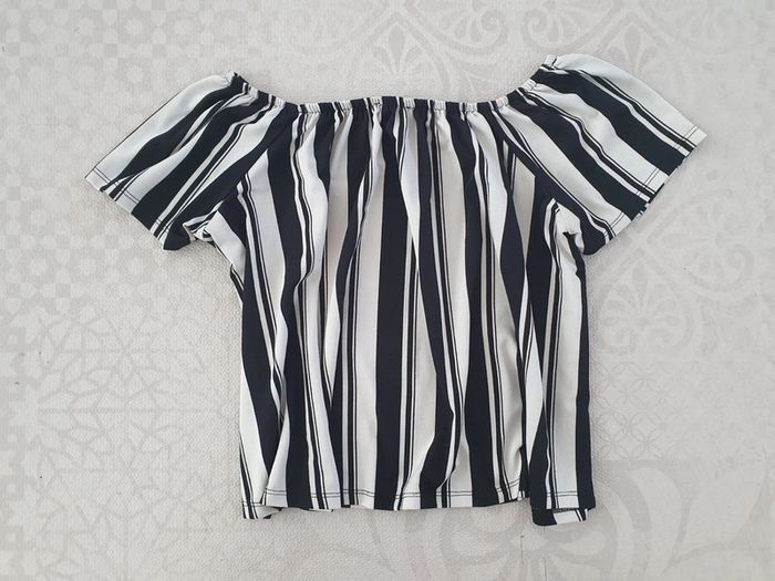 Haut à rayures épaules dénudées