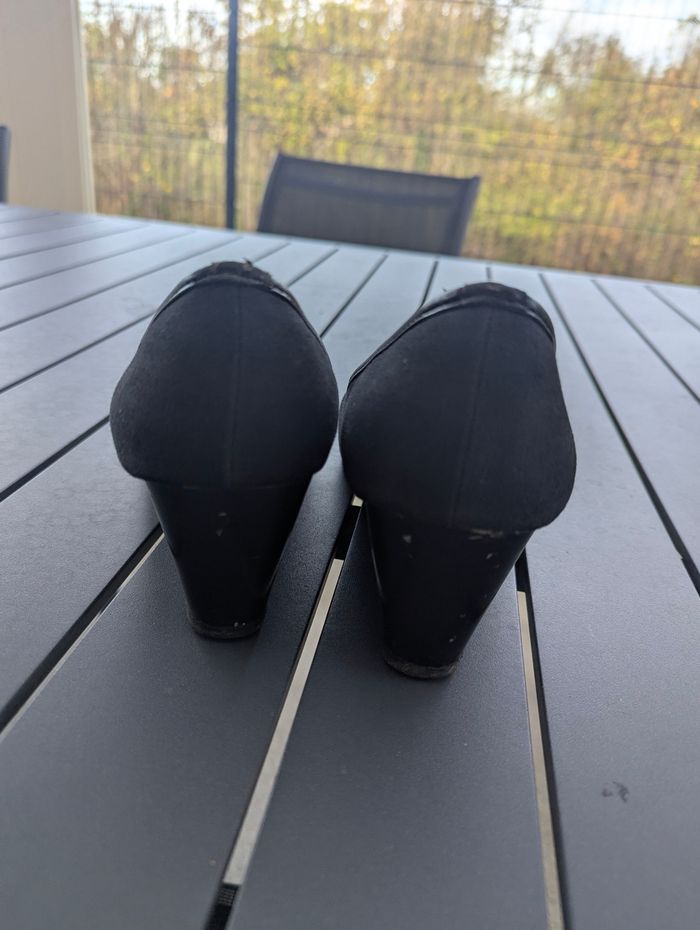 Vend chaussures pour femme en taille 39
Talons compensés. Semelle intérieure cuir 
En bon état - photo numéro 4