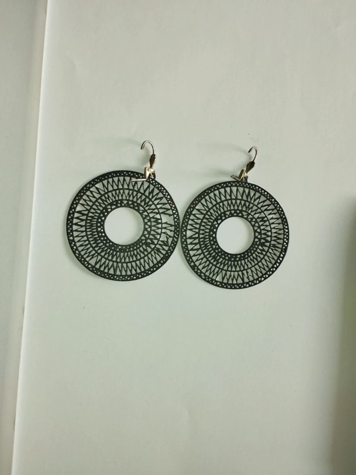 Grandes boucles d'oreille noir en métal 90's