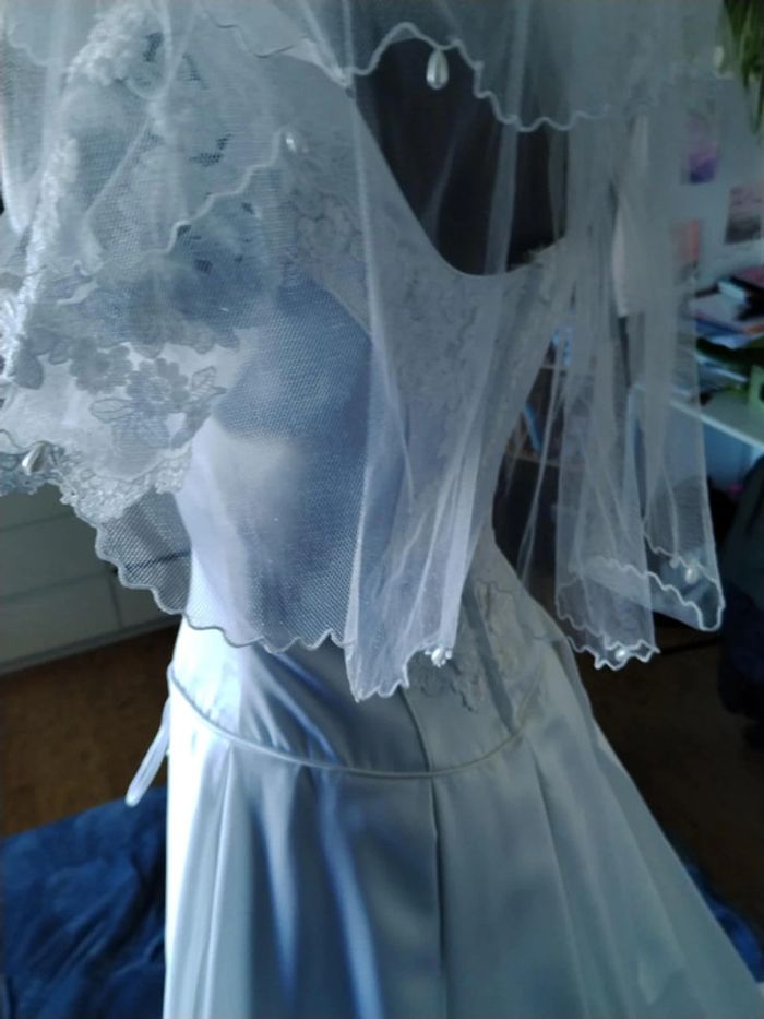 Robe de mariée chic et sophistiquée complicité la fête TBE avec accessoires - photo numéro 10