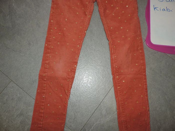 pantalon en velours kiabi taille 8 ans très bon état juste un peu usé aux genoux - photo numéro 2