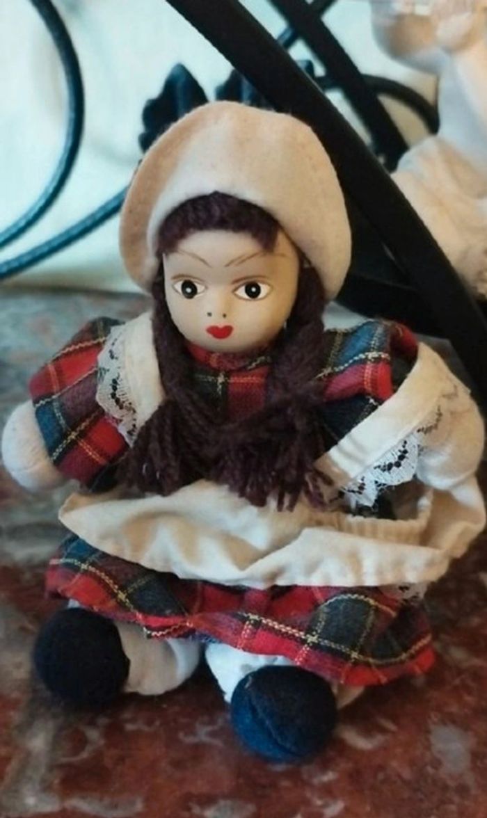 Lot 2 poupées en porcelaine Yves Rocher - photo numéro 4