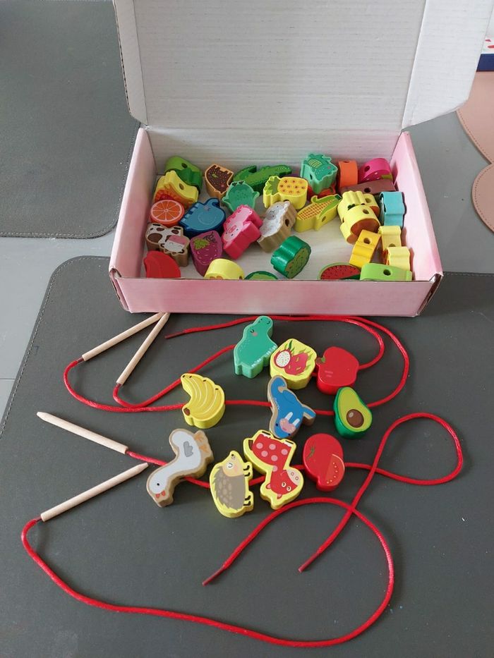 Perles à enfiler Montessori