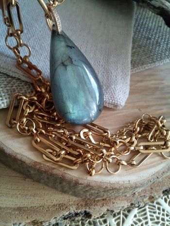 Collier pierre de labradorite bleuté forme goutte