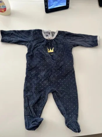 Pyjama velours Petit Bateau – 6 mois (couronne dorée)