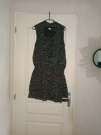 Robe kaki et noir