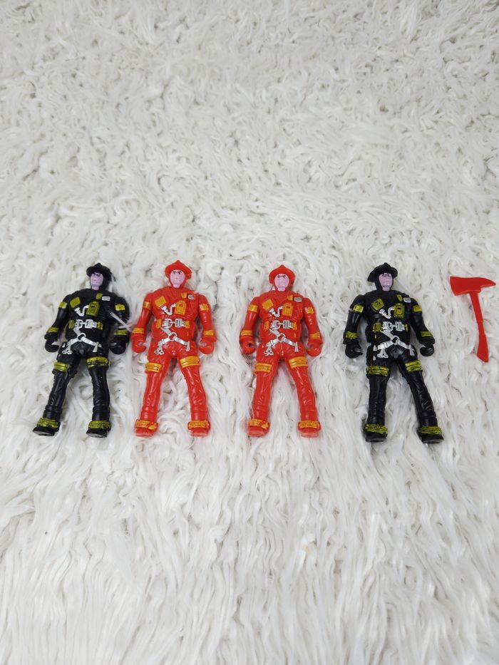 Lot de 4 figurines Pompiers marque JouéClub 🎅 - photo numéro 2