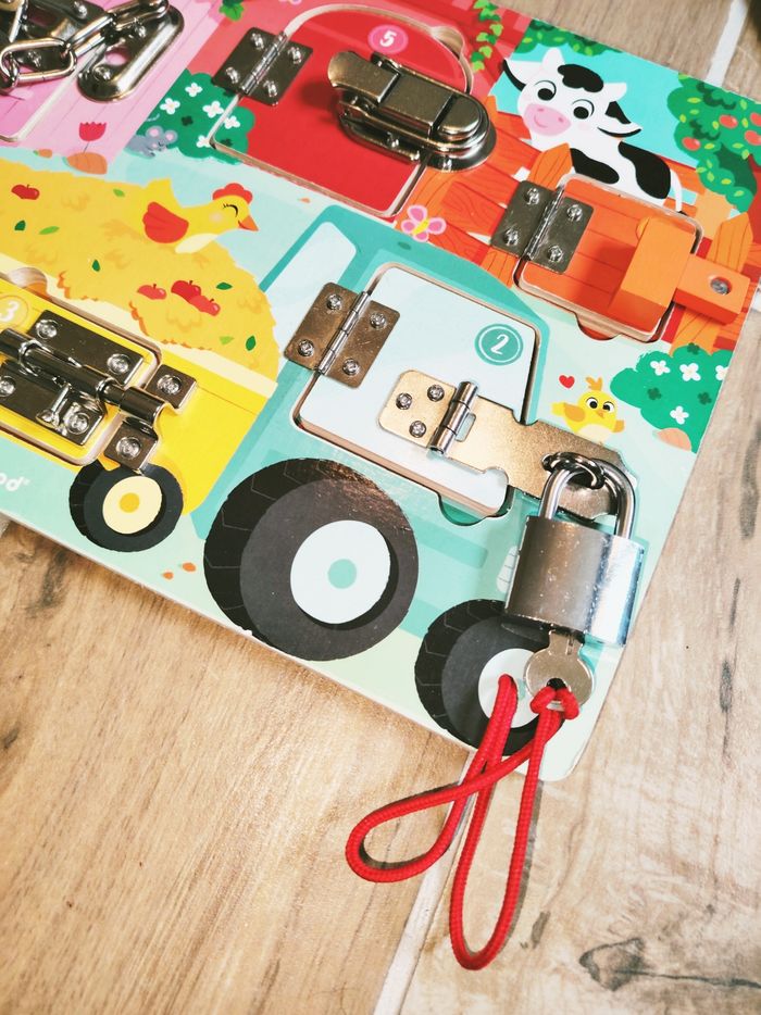🐮Planche/panneau d'éveil multi activités busy board serrures/verrous en bois marque Janod - photo numéro 2