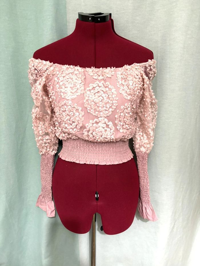 Petit haut rose avec fleurs cousues, resseré à la taille et aux poignets S/M - photo numéro 3