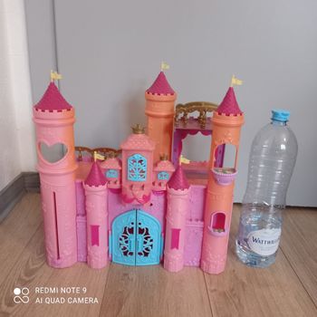 Château rose en plastique