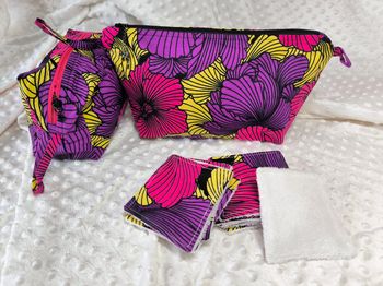 Trousse de toilette doublée et ses lingettes en éponge de bambou