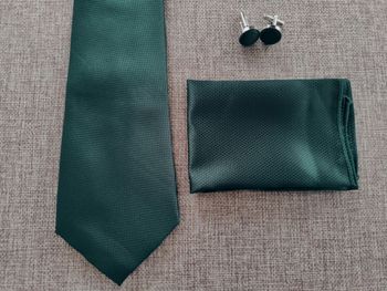 Cravate verte foncée + boutons de manchettes + mouchoir de pochette 