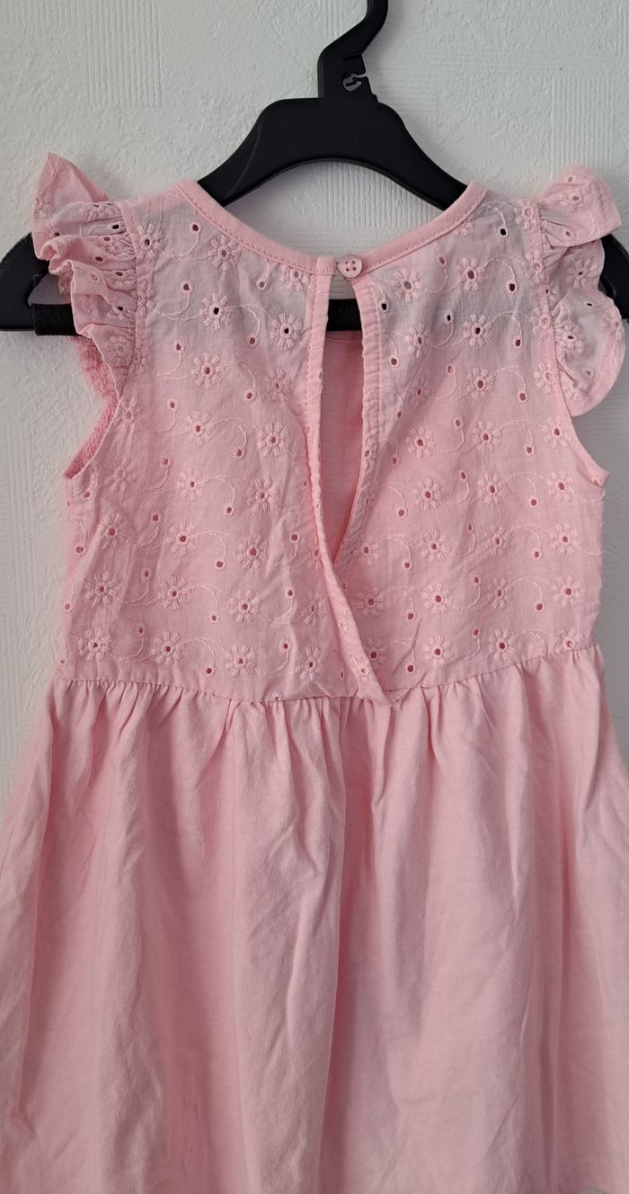 Belle robe brodée 2 ans comme neuve - photo numéro 5