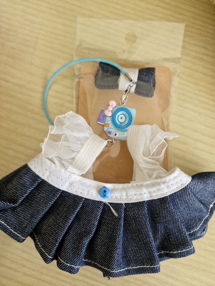 Robe bleue poupee genre labubu