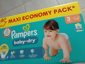 136 couches Pampers taille 3 NEUF