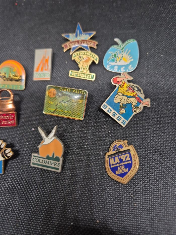 Lot de pins vintage tourisme & événements (années 80/90) - photo numéro 2