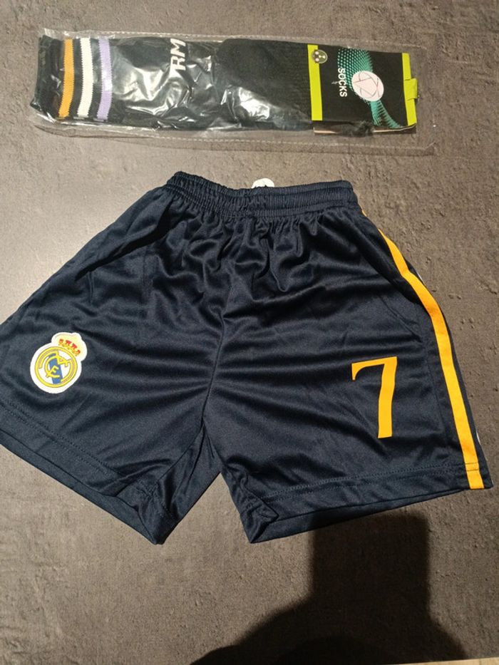 Tenue foot Real Madrid Vini Jr bleu. T.18 - photo numéro 3