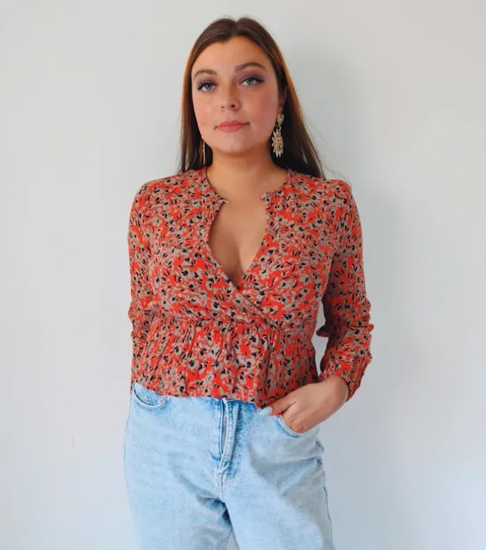 Blouse manches longues péplum rouge fleurie décolleté ajustable tendance et moderne Kookaï Taille 36 - photo numéro 2