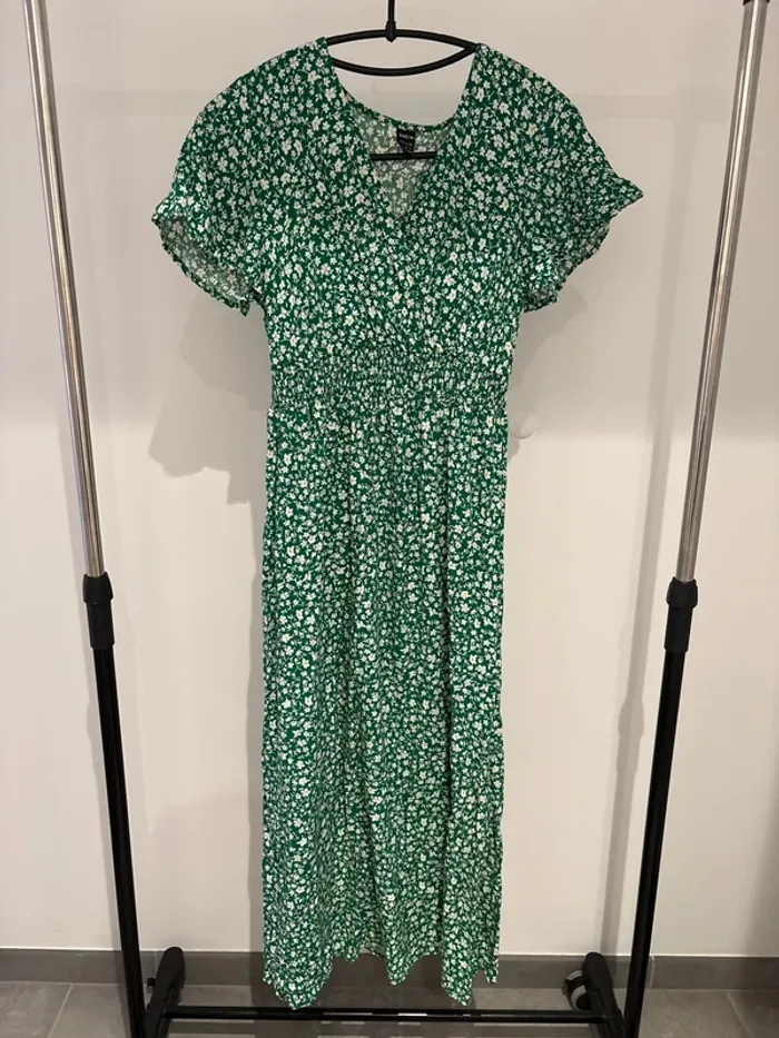 Robe longue verte à fleurs blanches