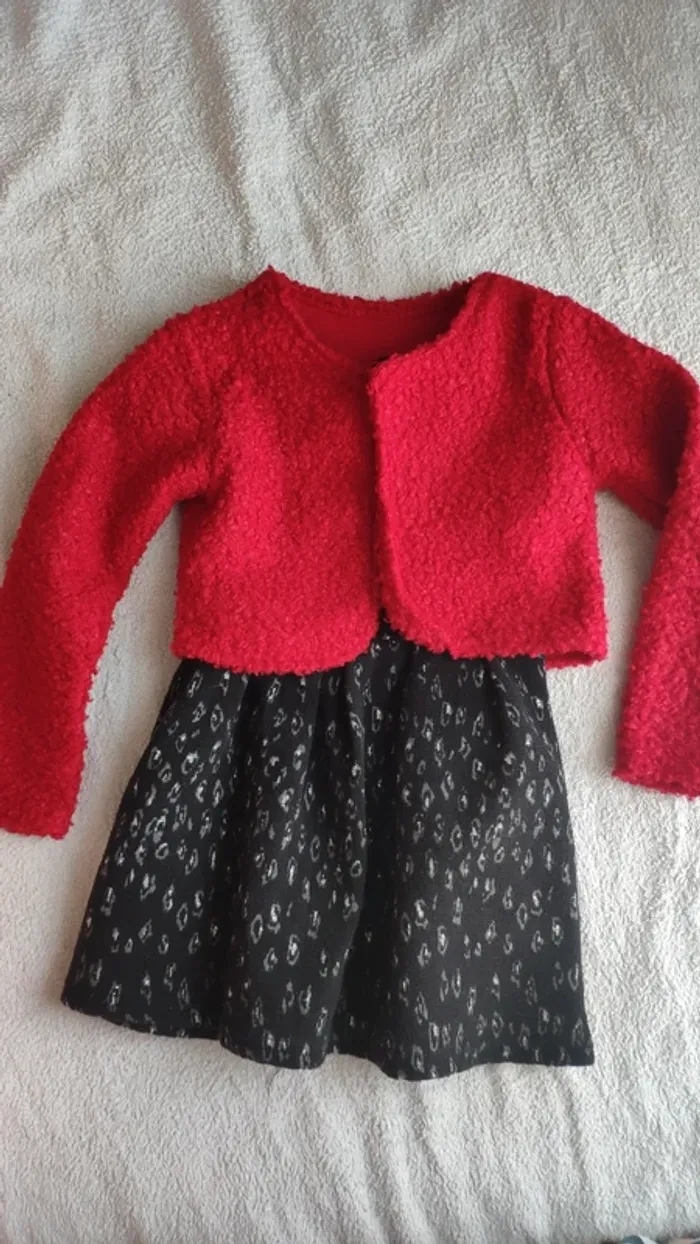 Belle robe noir et blanche avec son gilet rouge