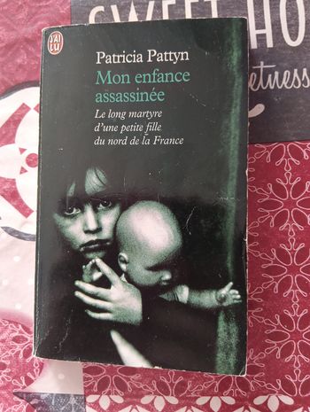 Livre sur le martyre d'une petite fille 