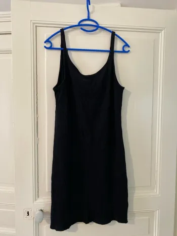 Petite robe noire à bretelles tissu côtelée kiabi M