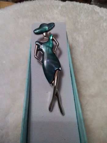 Broche / pendentif jolie dame nacrée