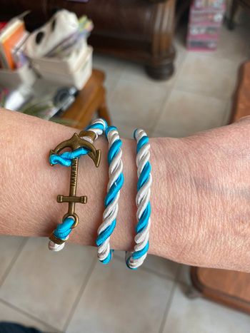 Bracelet plusieurs tours bleu et blanc avec ancre.