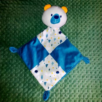 Doudou losange ours bleu, blanc motifs arbres mes petits cailloux 