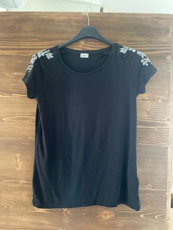 Tee shirt noir avec motif perle sur les épaules