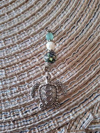 Pendentif tortue acier avec pierres minérales