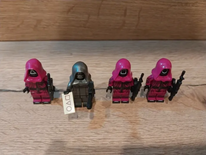 Figurines type lego Le maître du Jeux et 3 gardes Squid Game - photo numéro 6
