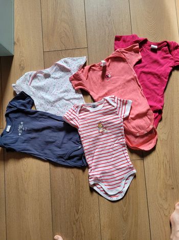 Lot 5 bodies manches courtes 12 mois absorba et petit bateau