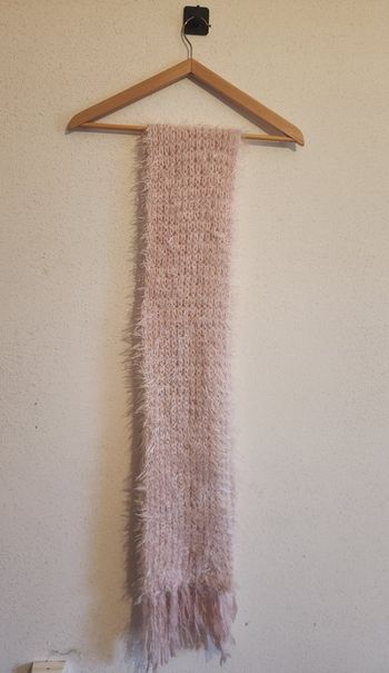 Écharpe rose tricotée main – Effet brillant – Très bon état