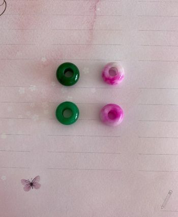 Lot de charms en verre - 2 verts émeraude et 2 roses/blancs
