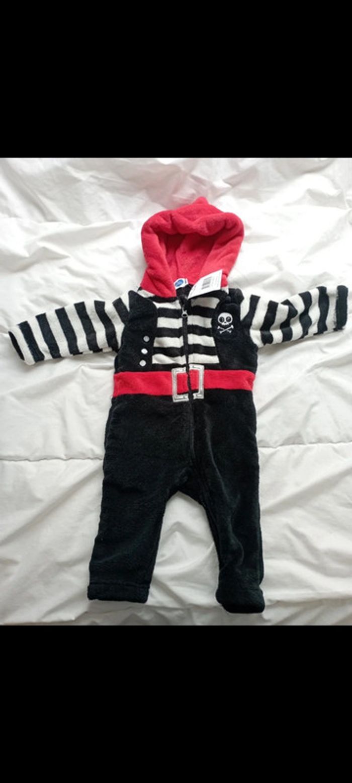 Surpijama à capuche noir/blanc/rouge pirate Mots d enfants 9 mois 15€ neuf