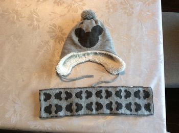 Ensemble bonnet Mickey taille 47 et écharpe assortie