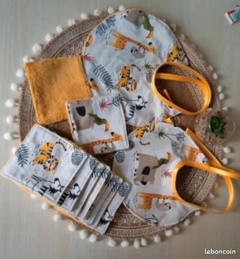 Lot bavoirs et lingettes