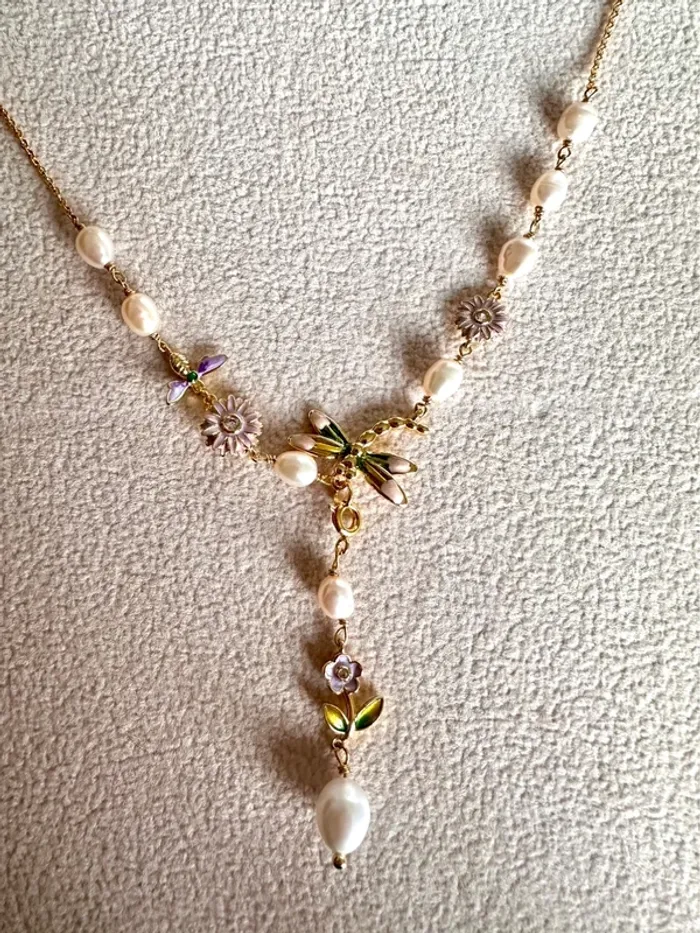 Collier artisanal en perles naturelles – libellule et fleurs émaillées