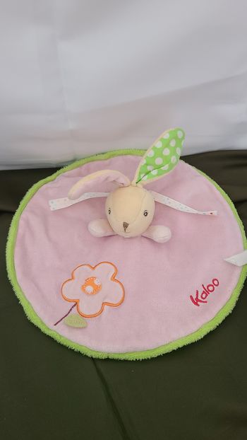 KALOO  DOUDOU LAPIN PLAT ROND ROSE DOS VERT FLEUR