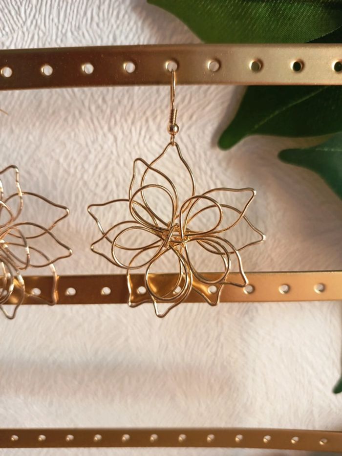 Boucles d’oreilles pendantes – Fleurs en fil doré - photo numéro 3