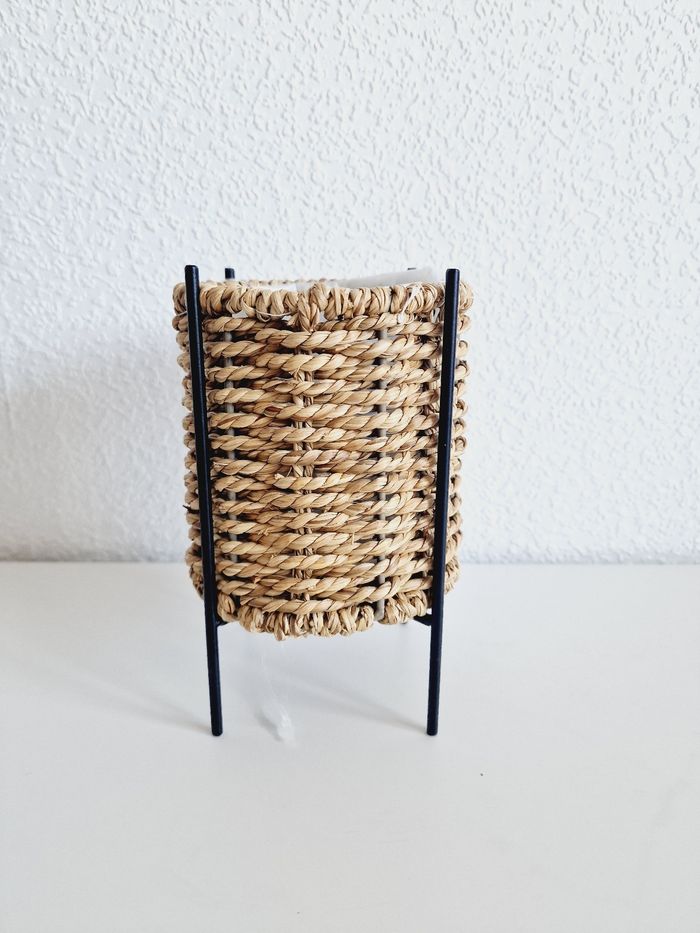 Primark - Cache-pot en osier, sur pieds en métal noir - Neuf avec étiquette ! - photo numéro 5